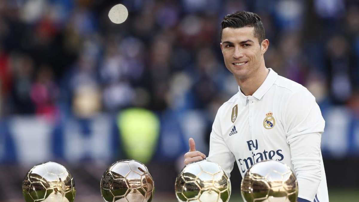 Cristiano Ronaldo va oferir ahir a l’afició madridista les seues quatre Pilotes d’Or.