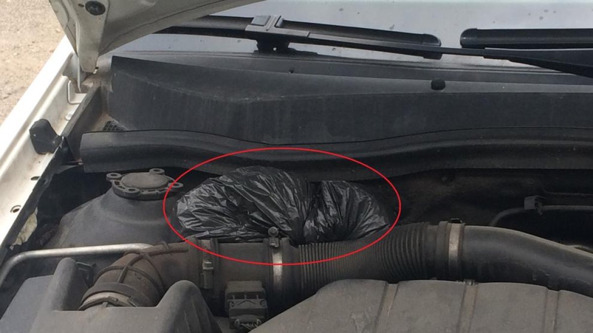 Detingut a El Pont per conduir drogat, amb 'maria' amagada al motor i el cotxe donat de baixa