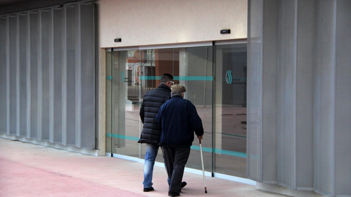Un usuario del centro de día, entrando ayer por la mañana a la nueva residencia.