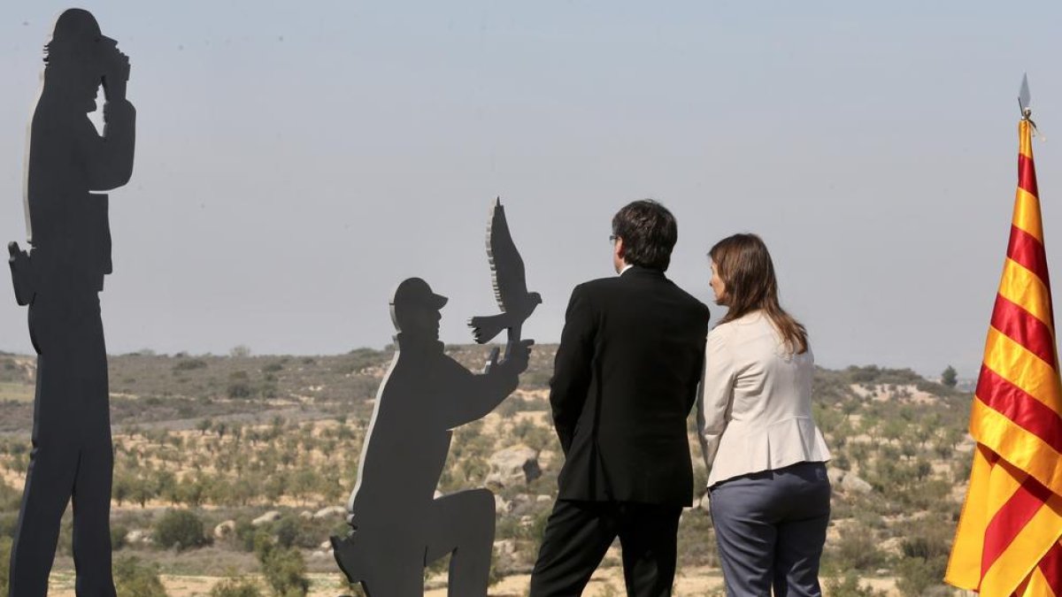 Centenars de persones reten un emotiu homenatge als dos agents rurals morts per un caçador a Aspa