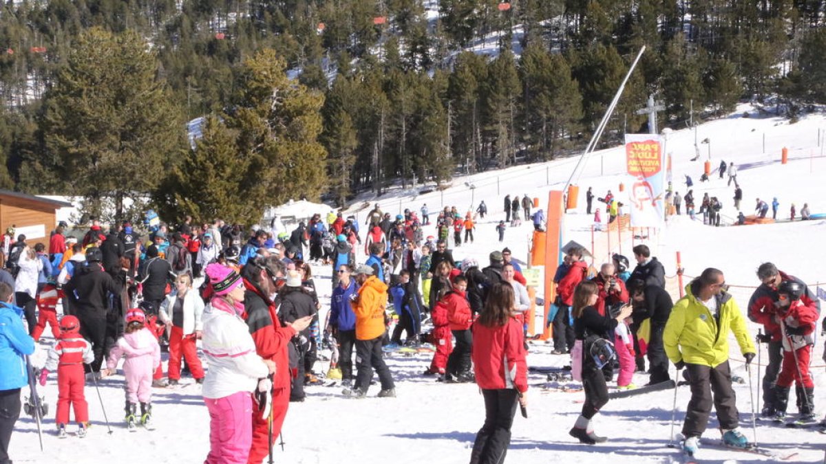 Un gran nombre d’esquiadors diumenge passat a l’estació de Port Ainé.