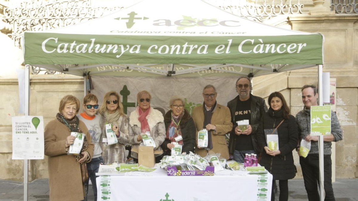 Mesas informativas en el Día Mundial contra el Cáncer