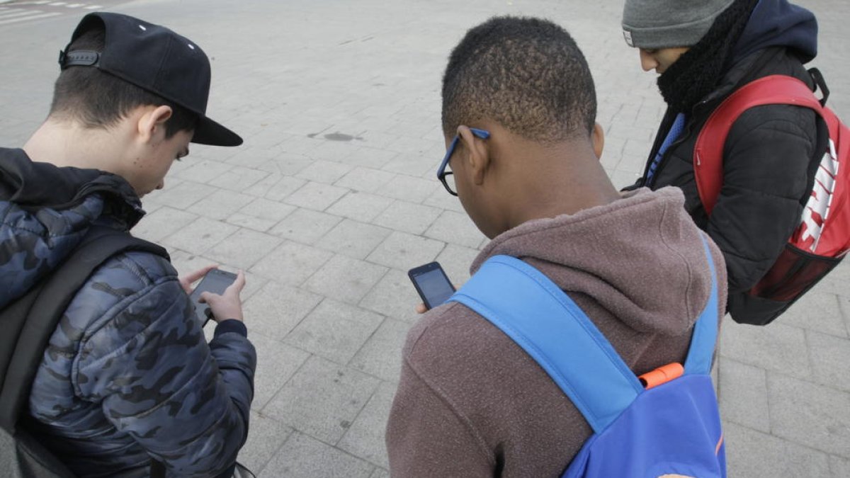 Cuatro de cada diez adolescentes admite dependencia de las redes.