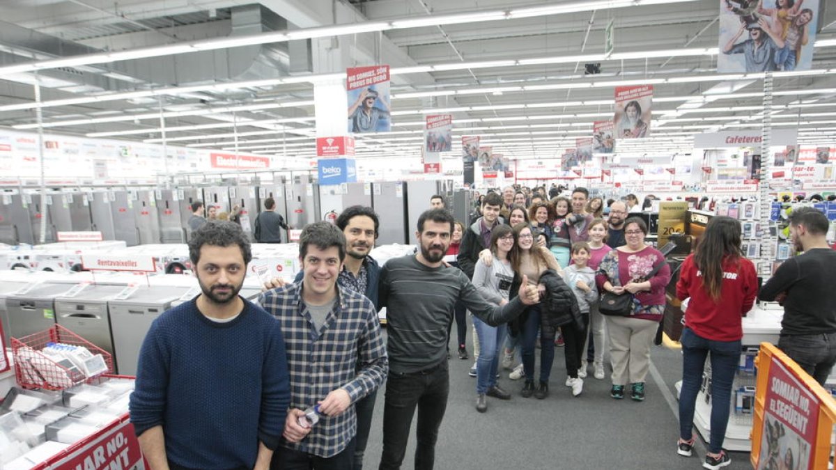 Els Amics de les Arts firmaron discos ayer en el Media Markt de Lleida ante más de un centenar de fans.