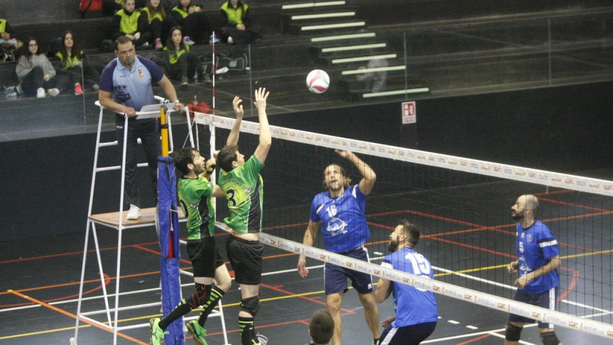 El Balàfia intenta bloquejar un atac del Son Ferrer.