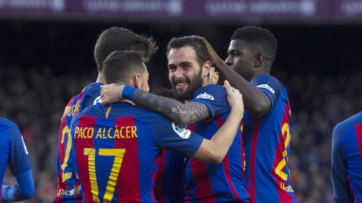 Aleix Vidal és felicitat després de marcar el tercer gol que tancava la golejada als bascos.