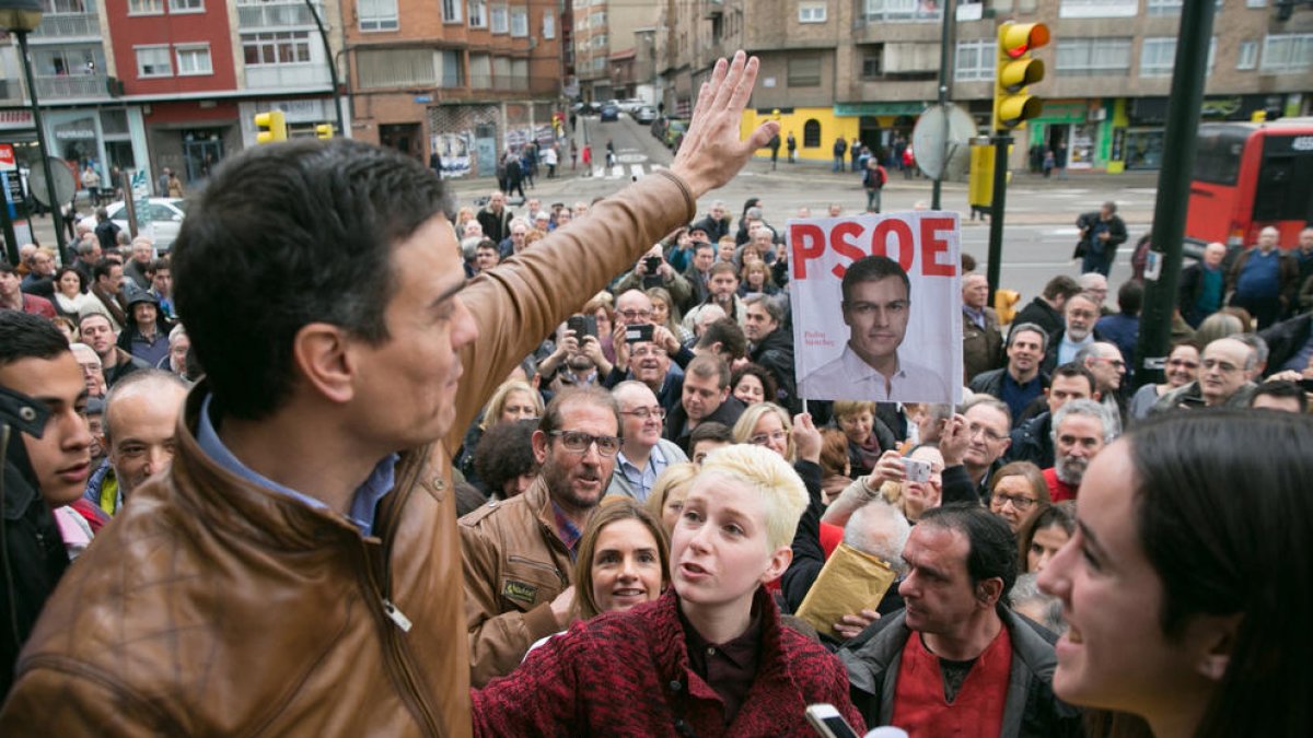Sánchez saluda simpatitzants del PSOE, ahir a Saragossa.