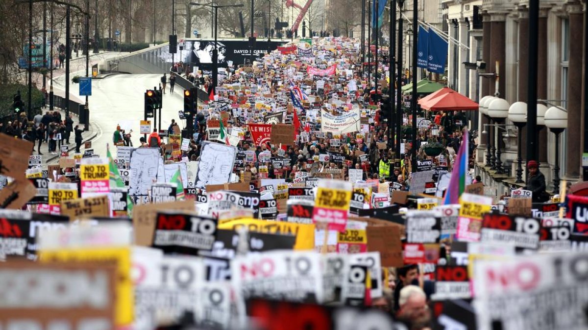 Milers de persones es van manifestar ahir a Londres contra la invitació del Govern britànic a Donald Trump.