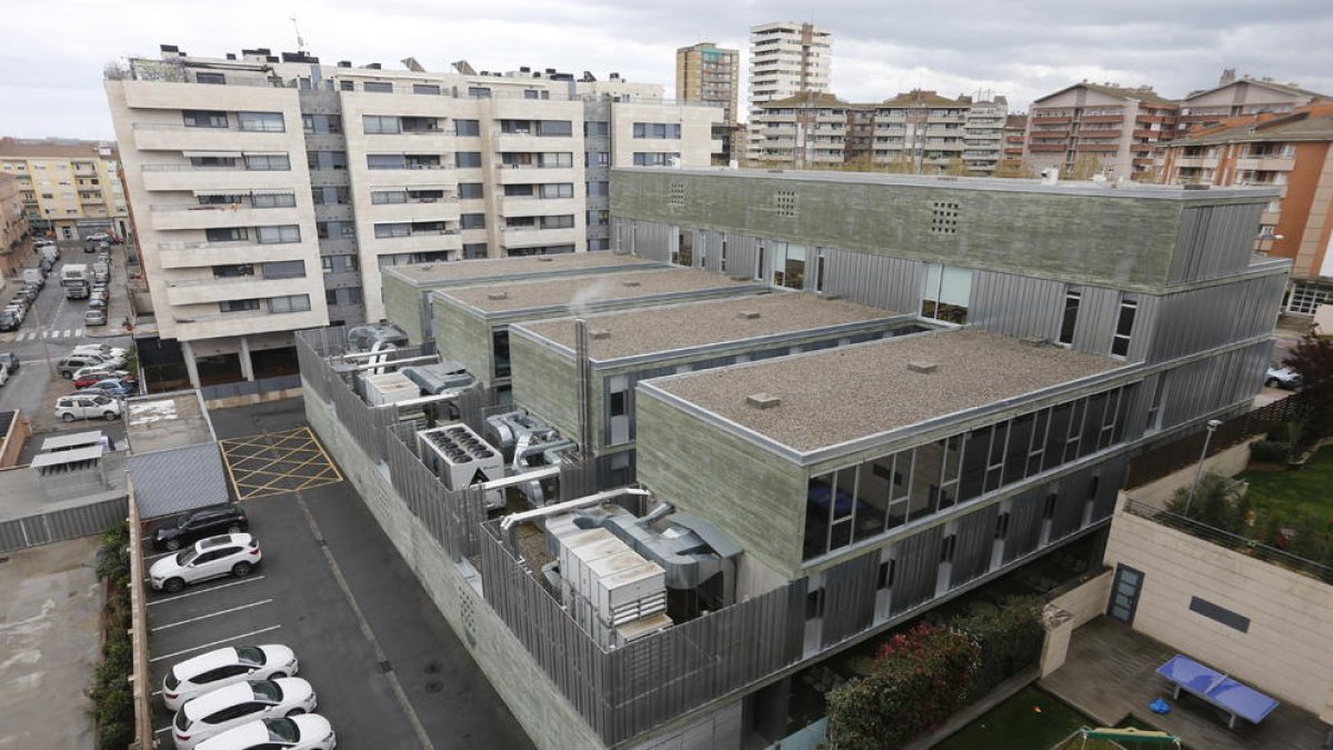 Vista del CAP de Onze de Setembre con los equipos de climatización adosados al edificio.