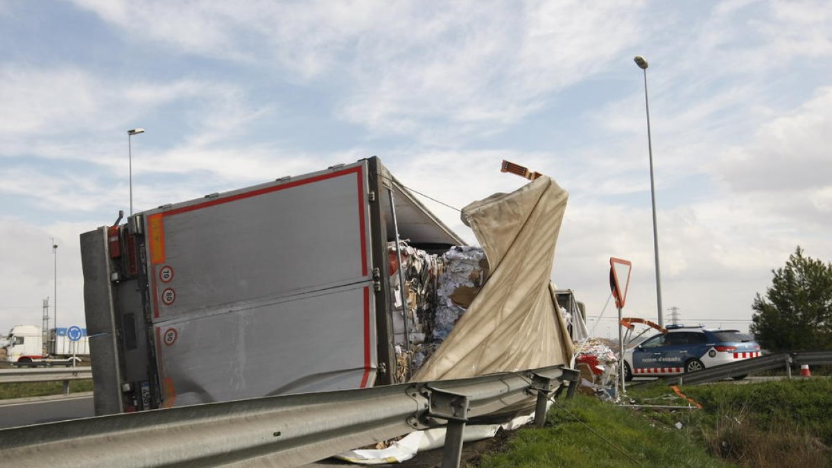Un camió bolcat talla la rotonda que connecta l'N-240 i la variant sud a Lleida