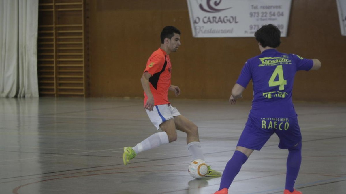 Una acció del derbi lleidatà disputat ahir.