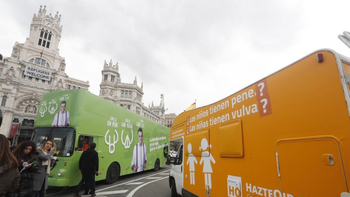 L’autocaravana es va creuar ahir a Madrid amb el bus que parodia el seu lema del Gran Wyoming.