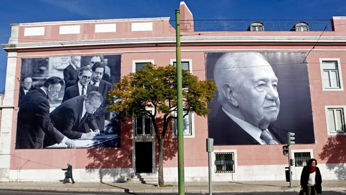 Fotos de Soares a la seu del Partit Socialista a Lisboa.