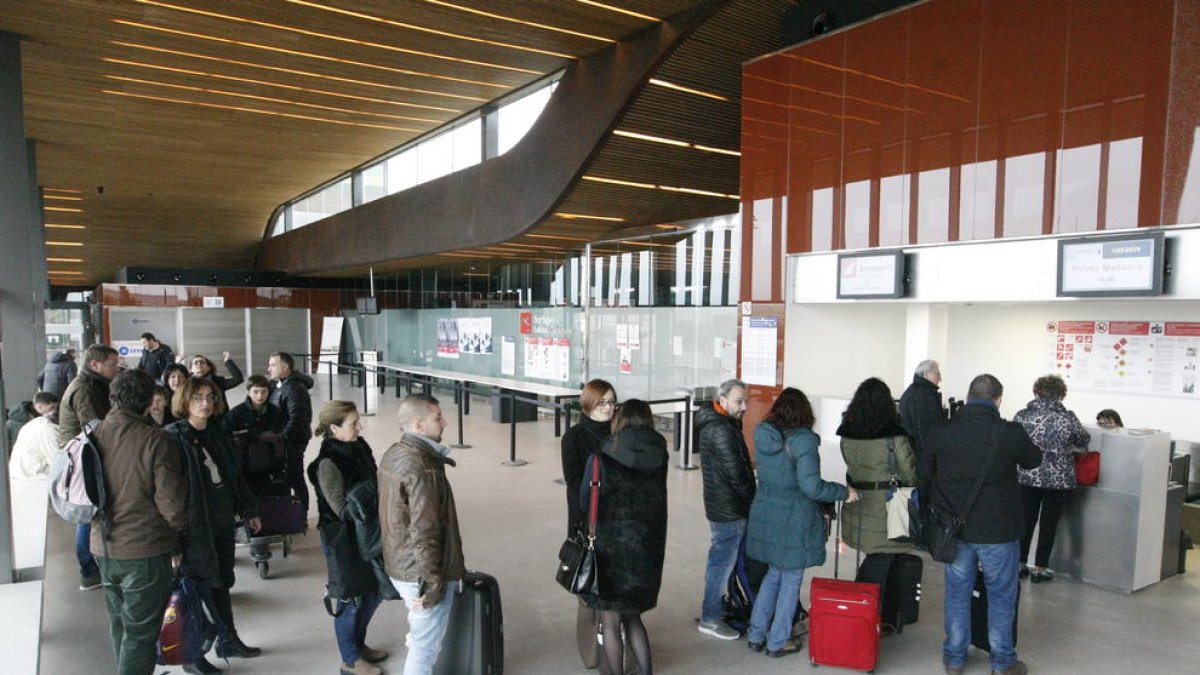Viajeros facturando su equipaje en el primer vuelo de este año a Palma de Mallorca.