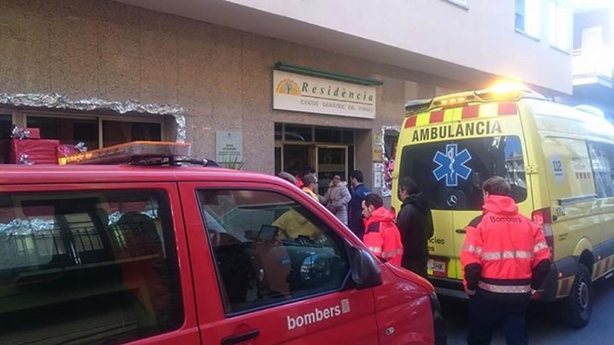 Els Bombers i el SEM ahir davant de la residència després de trobar i traslladar l’home desaparegut.