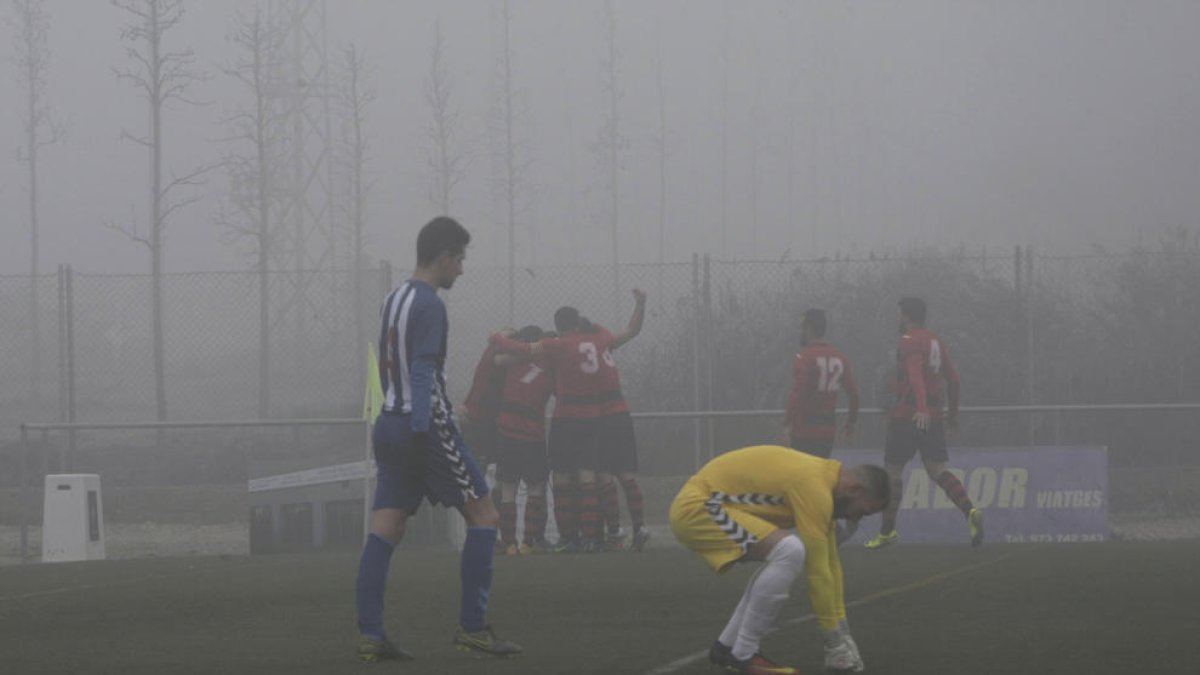 Los jugadores del EFAC Almacelles celebran al fondo uno de los goles ante la impotencia de un jugador y el portero visitante.