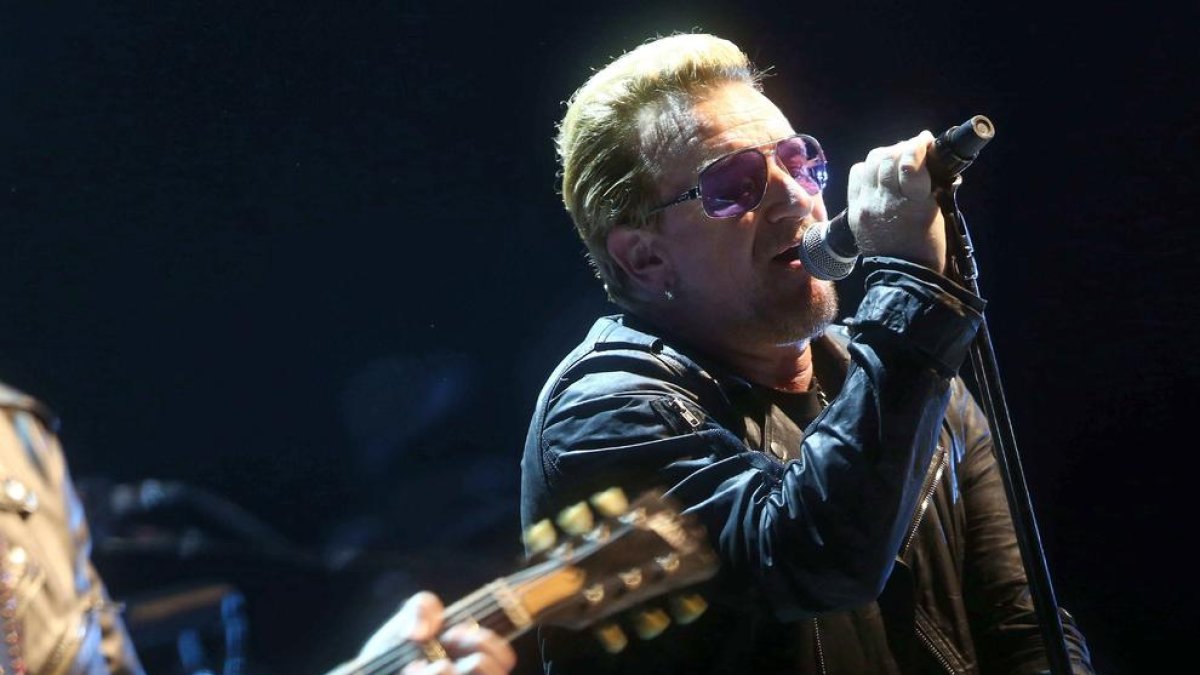 Bono, líder de U2, en el anterior concierto de la banda en el Palau Sant Jordi de Barcelona en 2015.