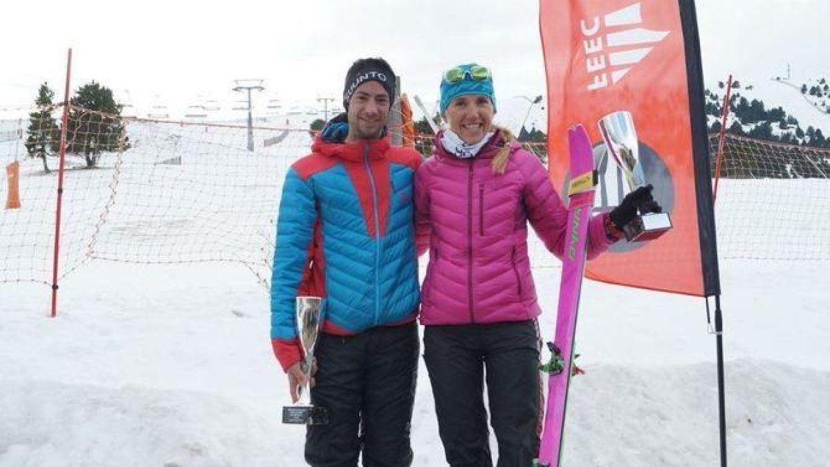 Kilian Jornet y Clàudia Galícia, con los trofeos de campeones.