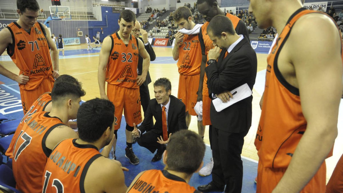 Borja Comenge, entrenador de l’Actel Lleida, dóna instruccions als seus jugadors durant el partit d’ahir.