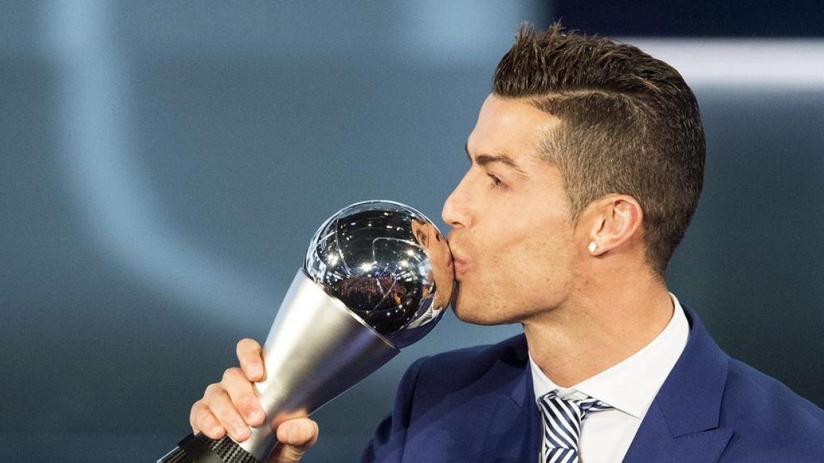 El delantero portugués besa el trofeo The Best que por primera vez dio la FIFA.
