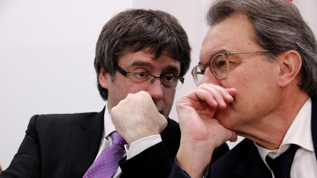 Puigdemont y Mas en una reunión de ayer del PDeCAT.