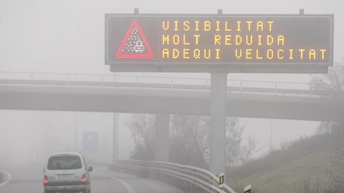 La visibilitat a l’autopista no va passar durant tot el dia de 150 metres de distància.