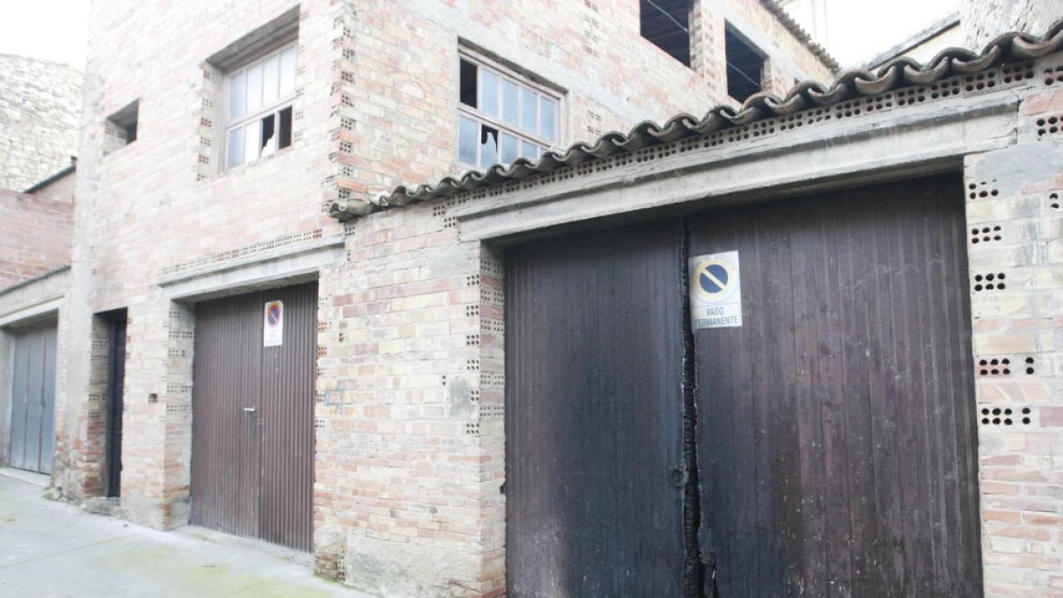 Así quedaron las puertas del almacén y, a la izquierda, la otra puerta que resultó afectada.
