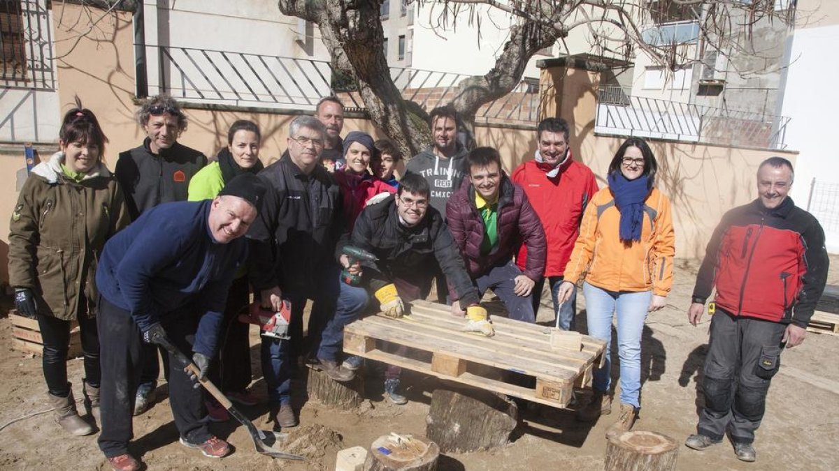Una de les accions va ser habilitar una taula i cadires amb troncs d’arbre.