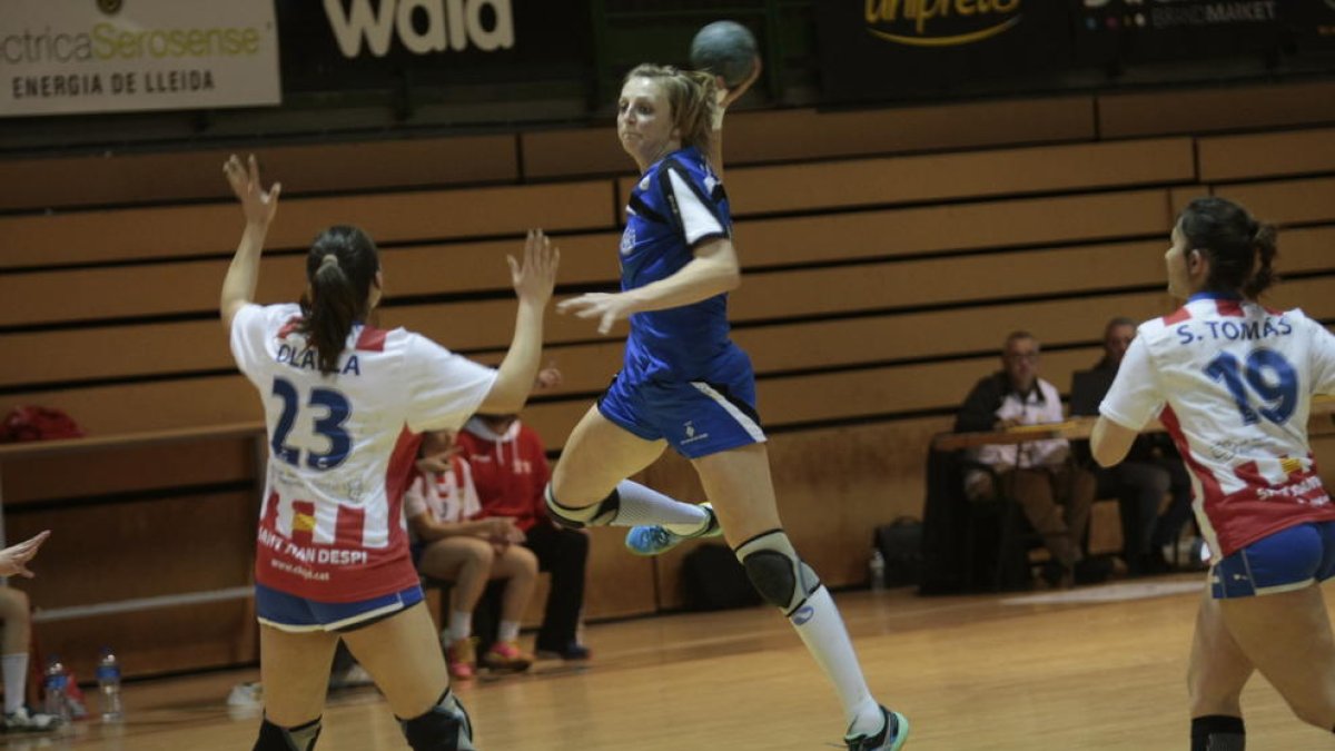 Una jugadora intenta un disparo en una acción del partido.