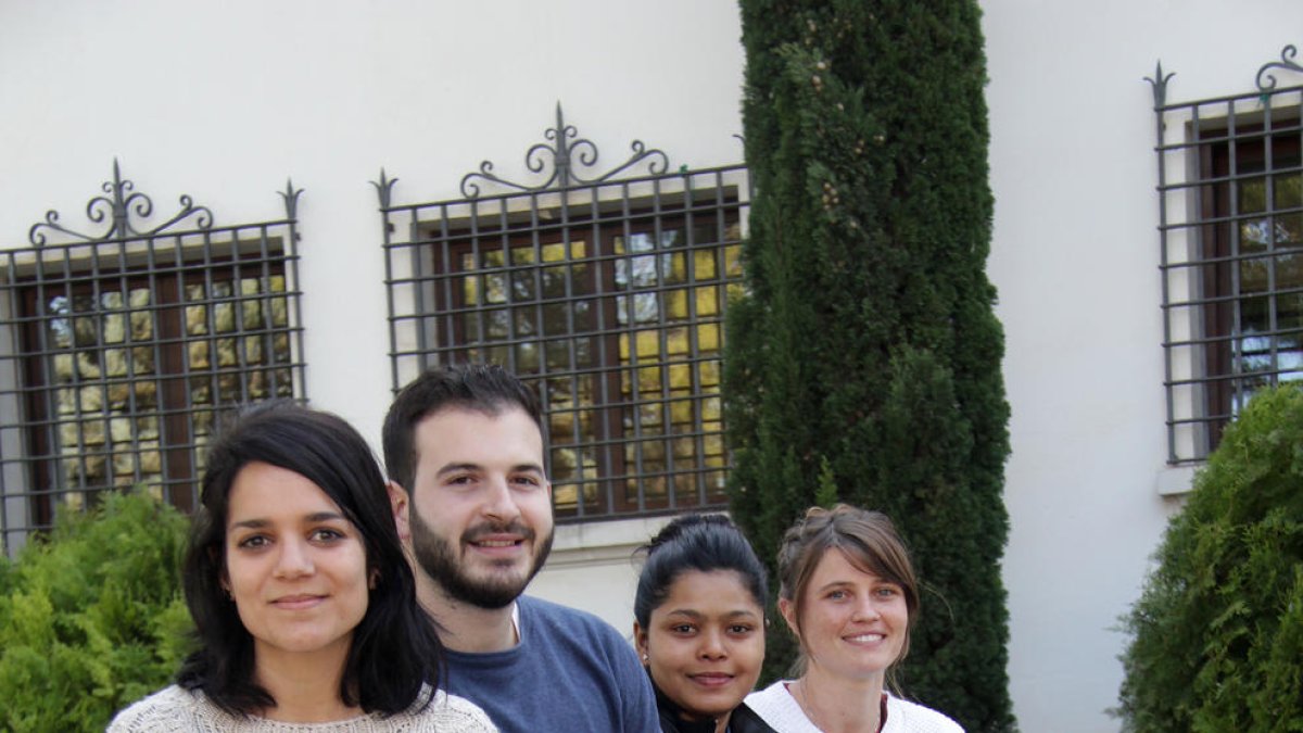 Joana, Ángel, Priya i Sarah, quatre joves investigadors a la UdL.