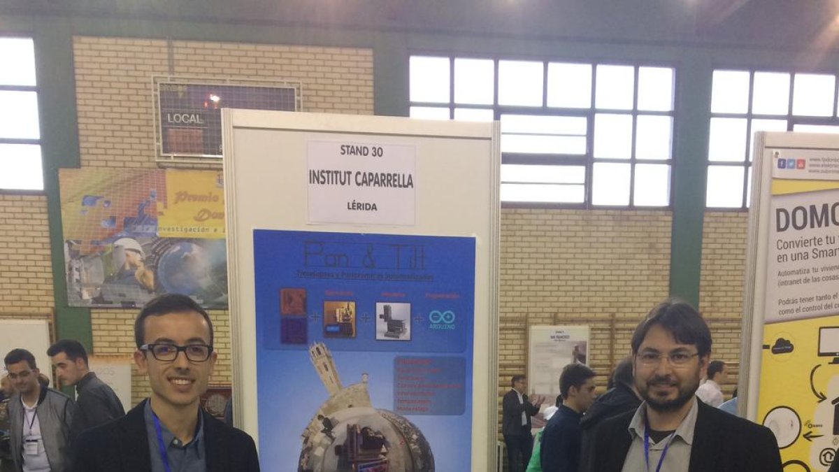 Corretgé, amb el seu tutor, mostra el dispositiu que ha dissenyat.