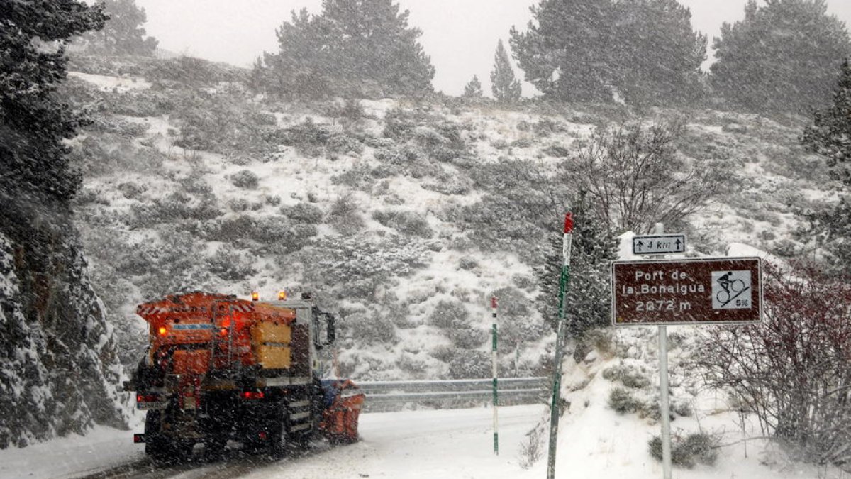Una máquina quitanieves trabajando en retirar la nieve en la C-28 en el puerto de la Bonaigua.