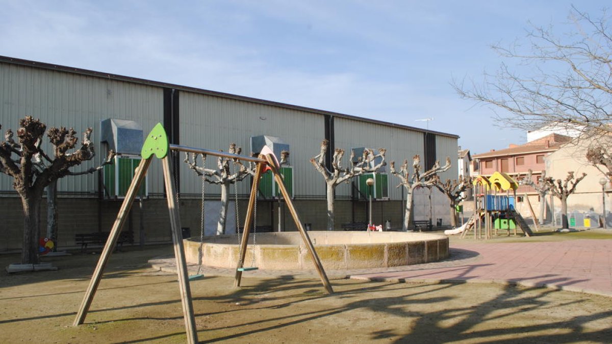 La plaza del polideportivo.