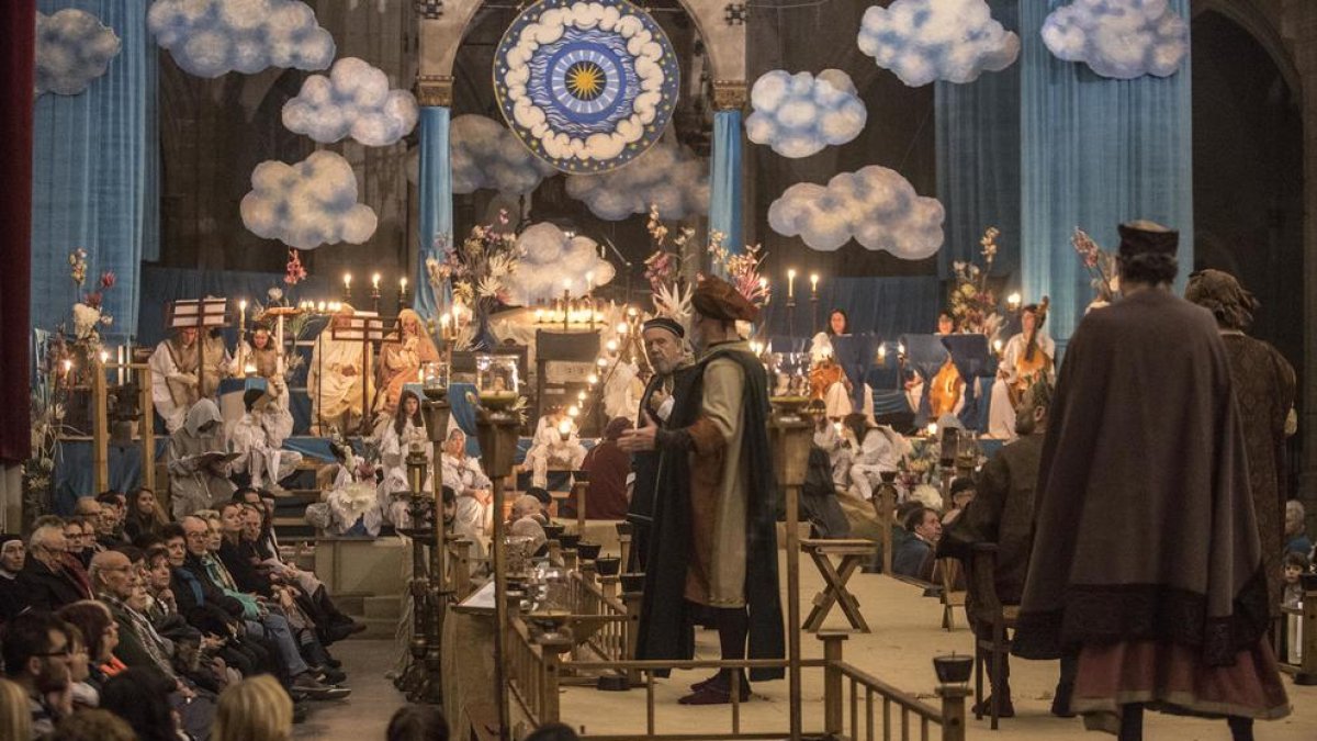 La representació té lloc en un cadafal de 30 metres de llarg amb el cel en un extrem (a la imatge) i l’infern en l’altre.