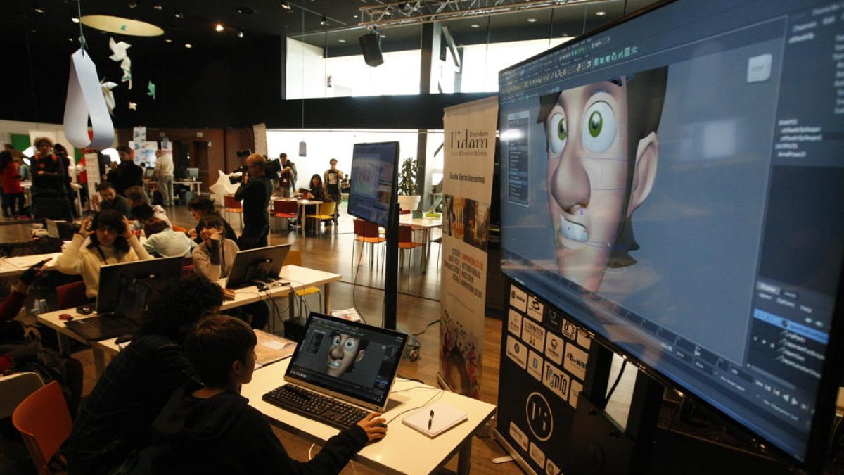 Públic familiar ahir escoltant atentament la directora d’Animac, Carolina López.