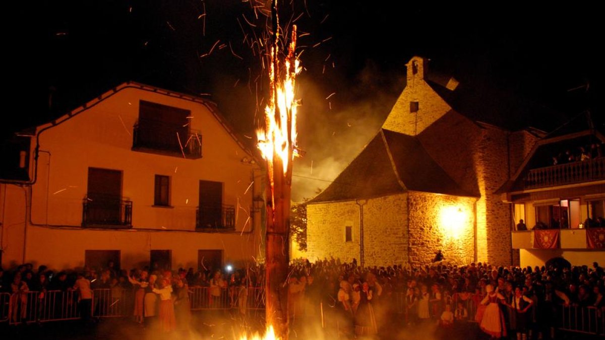 Una imatge d’Eth Haro de Les, una de les falles araneses, al costat d’Eth Taro d’Arties.