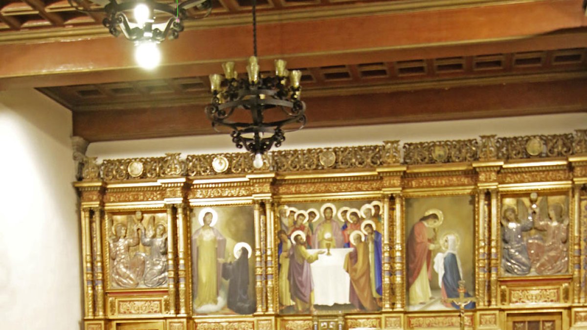 Fieles ayer por la tarde en una misa en la Catedral de Lleida.