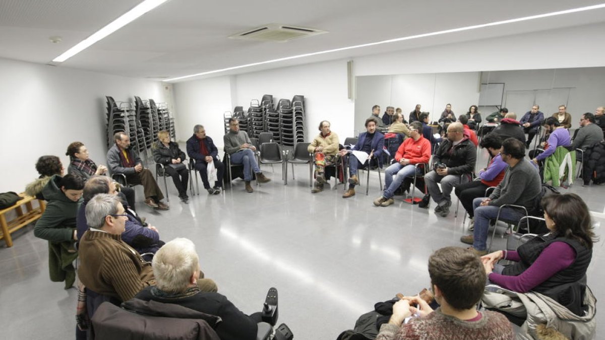 La reunión se celebró ayer en el centro cívico de la plaza L’Ereta.