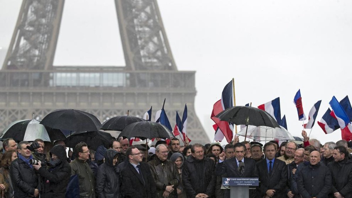 Fillon convocó ayer una concentración en París para apoyar su candidatura.