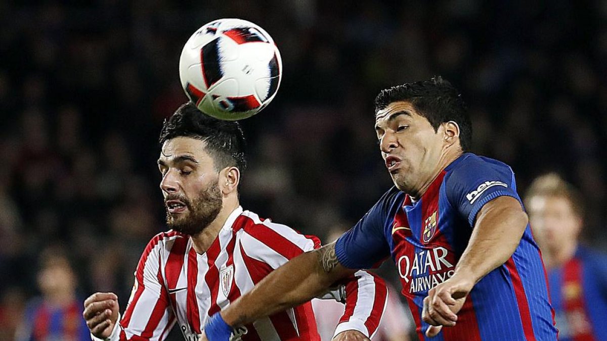 Luis Suárez, autor del primer gol del partit, disputa una pilota amb Eneko Bóveda.
