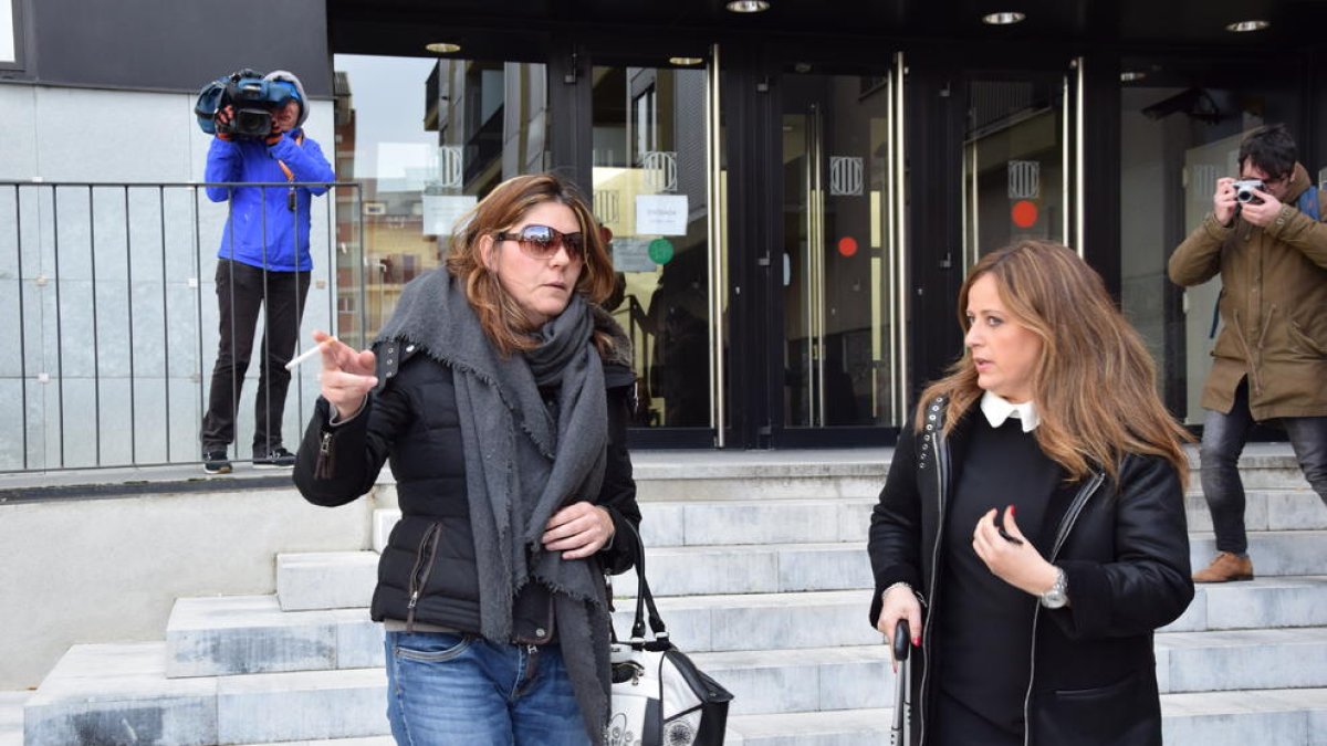 La mare de Nadia a la sortida del jutjat.