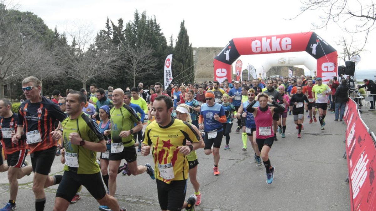Varios corredores en el momento de la salida al lado del Castell dels Templers.
