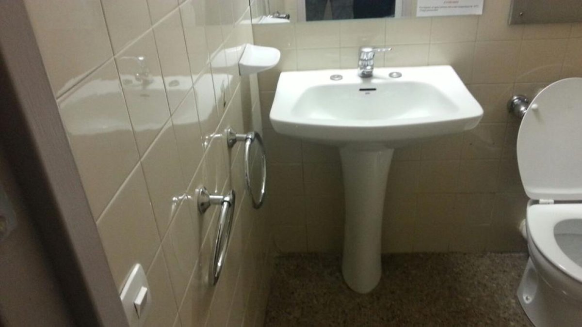 Imagen del lavabo de la habitación, ayer por la tarde aún sin toalla.