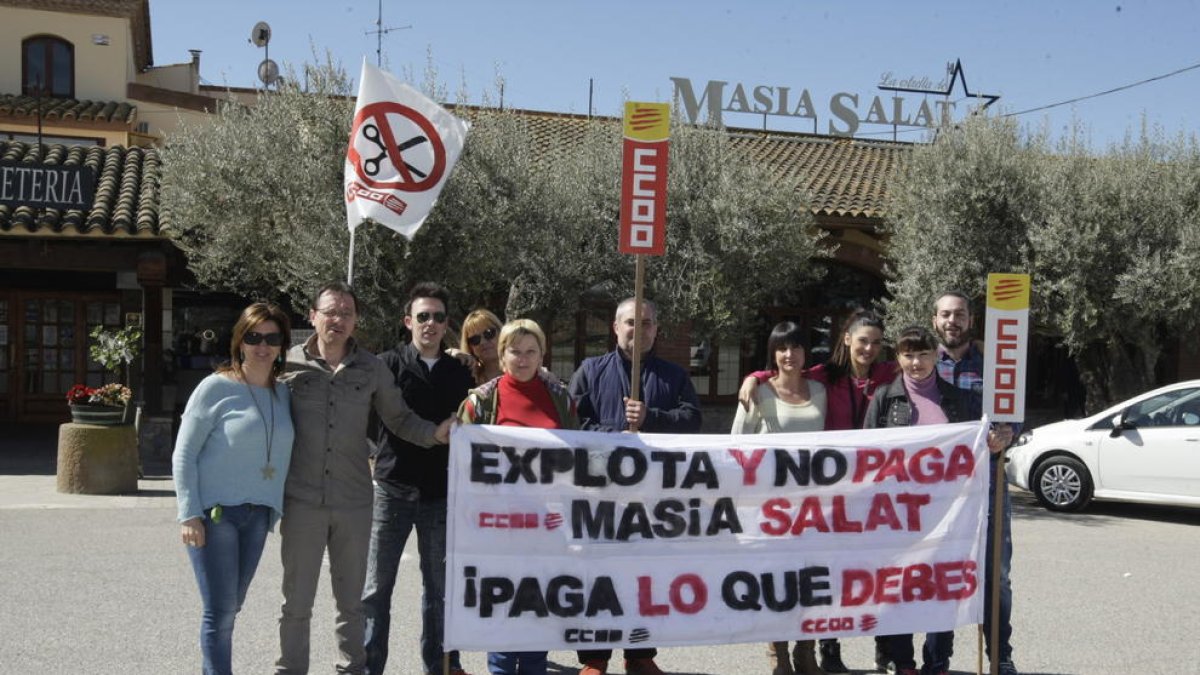 Protesta de trabajadores ante el restaurante el pasado abril.