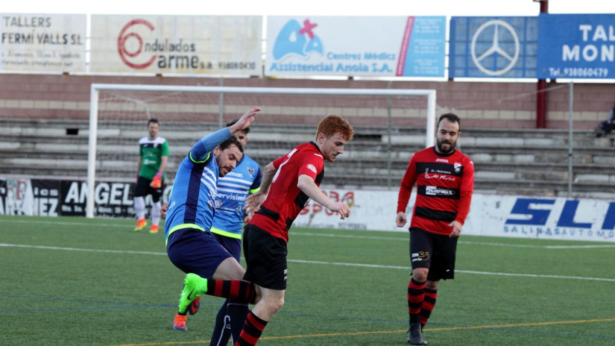 El jugador de l’EFAC Almacelles Òscar Canadell supera la pressió d’un contrari amb un company al fons.