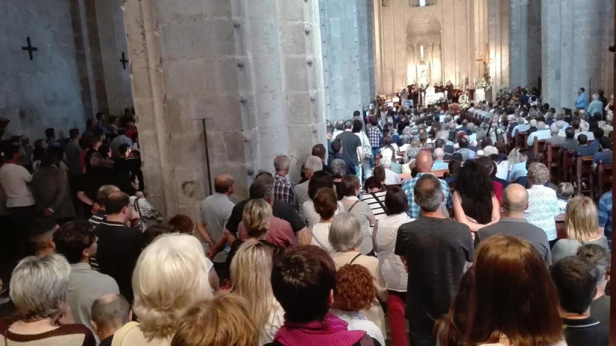 La catedral de Santa Maria de La Seu d’Urgell quedó pequeña y muchas personas tuvieron que quedarse fuera en la calle.