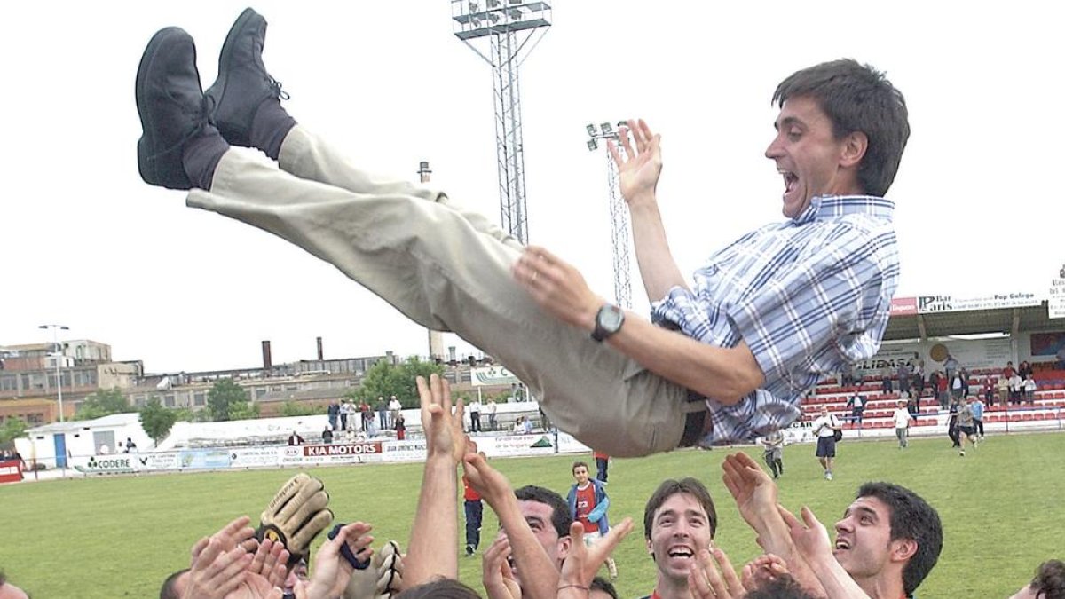 En su etapa en el Tàrrega coincidió con Joan Capdevila, de pie, segundo y tercero por la izquierda. Jugadores del Balaguer la mantean en 2004 tras lograr el ascenso a Tercera.