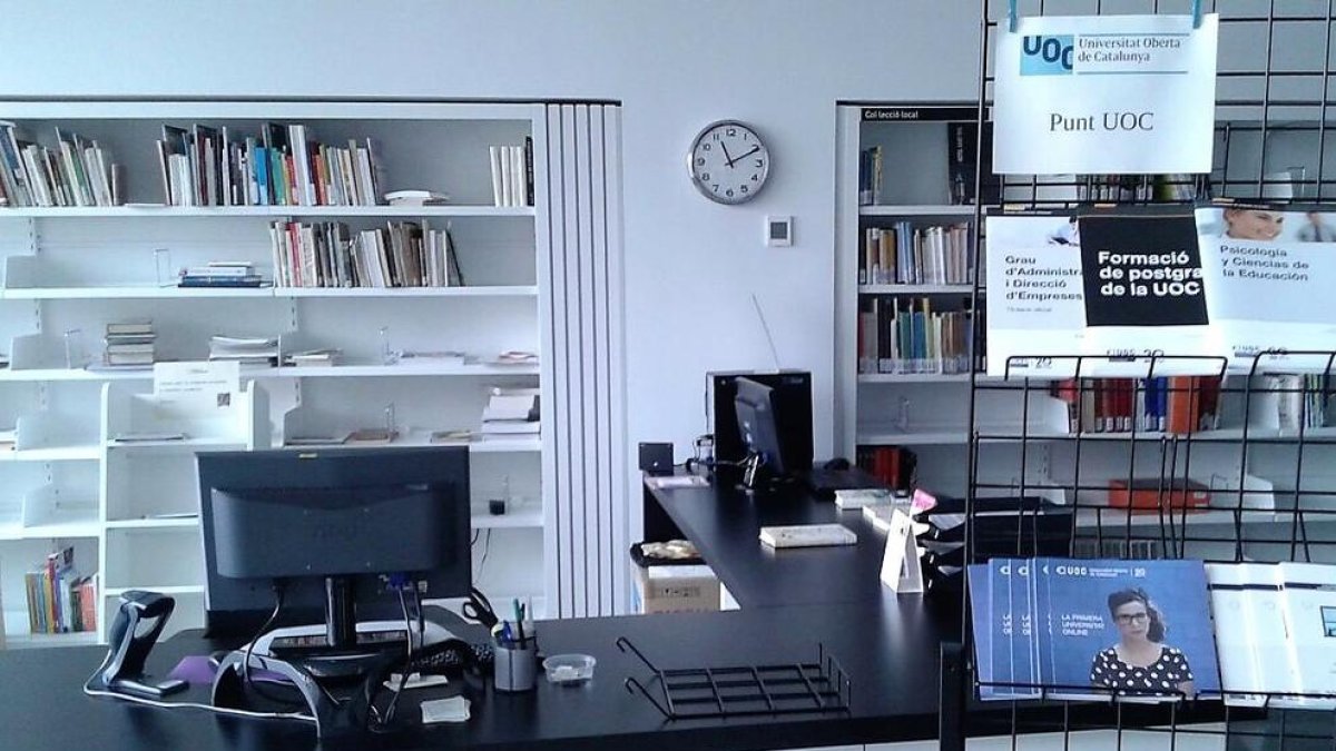 Punto de información de la UOC en Solsona  ■  El punto de información de la Universitat Oberta de Catalunya en Solsona se ha trasladado del consell a la biblioteca municipal.