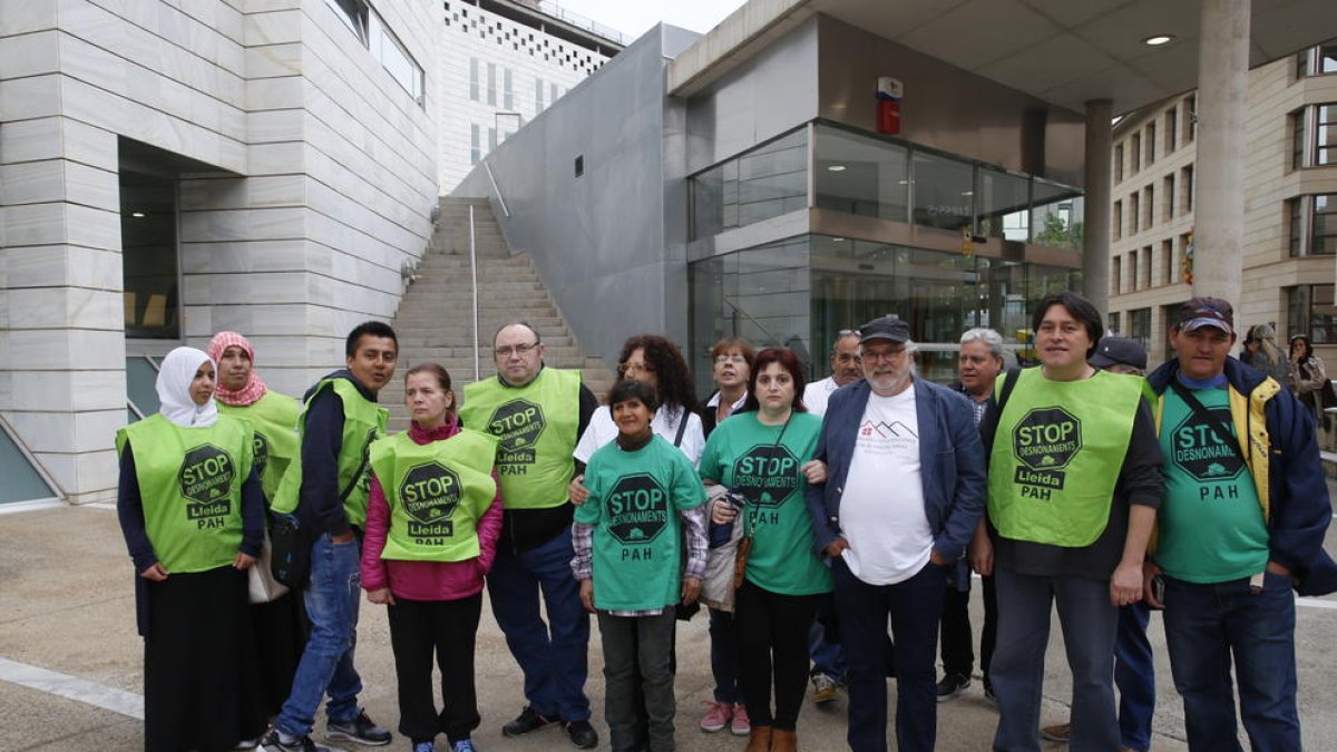La PAH acompanya una afectada per execució hipotecària.