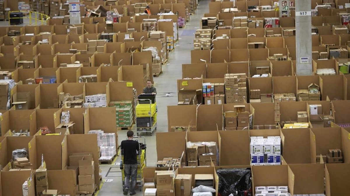 Vista de trabajadores de Amazon en uno de sus centros logísticos.
